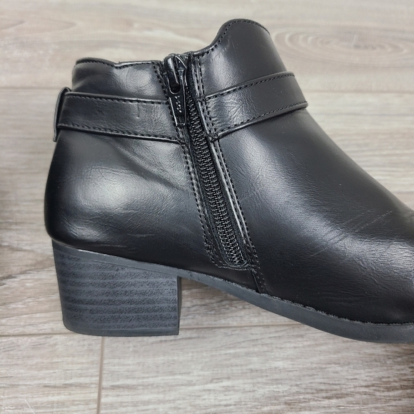 The Children's Place Girls Black Low Heel Booties with Buckle Size 4 - Picture 9 of 14